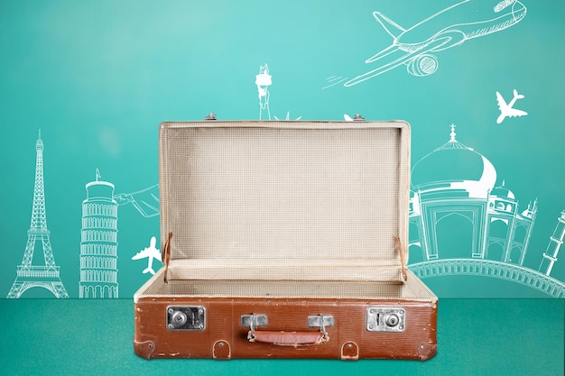 Photo une valise vintage vide ouverte sur le vert
