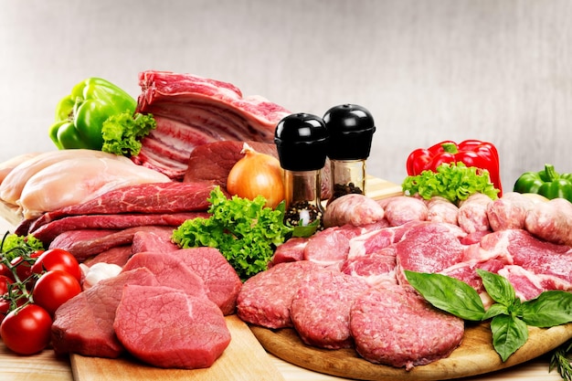 Photo viande fraîche arrière-plan avec des légumes