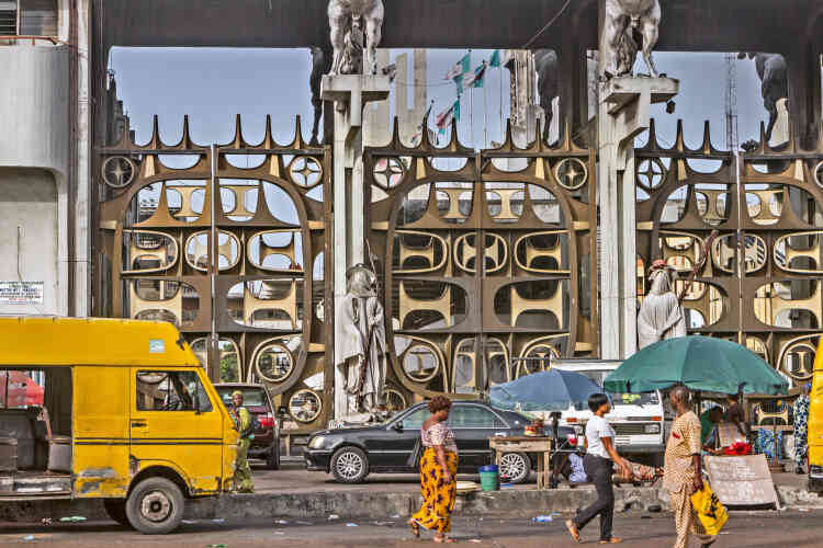 « L’Arrêt de bus de Tafawa Balewa Square, Lagos », d’Andrew Esiebo, 2015-2019.