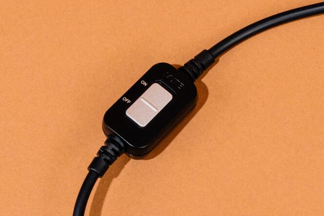 Le câble de l’ATH-PDG1 est doté d’un petit boîtier permettant d’activer la fonction silence et de régler le volume.