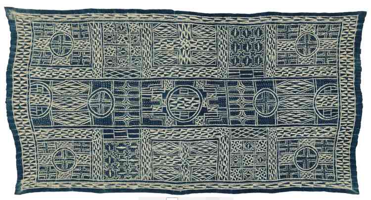 Cameroun, Grassland, Foumban, peuple Bamoun, 1900-1936. Coton filé main, tissage en bandes, soixante lés, teinture à réserve par ligature à l’indigo, 327 cm x 171 cm (Chicago Art Institute).