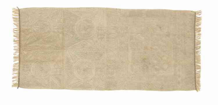 Châle masculin brodé, Swahili résidant en République démocratique du Congo, vers 1900. Coton filé à la machine, trapunto brodé, bande terminale tissée, 169 cm x 60 cm (Toronto, Musée royal de l’Ontario).