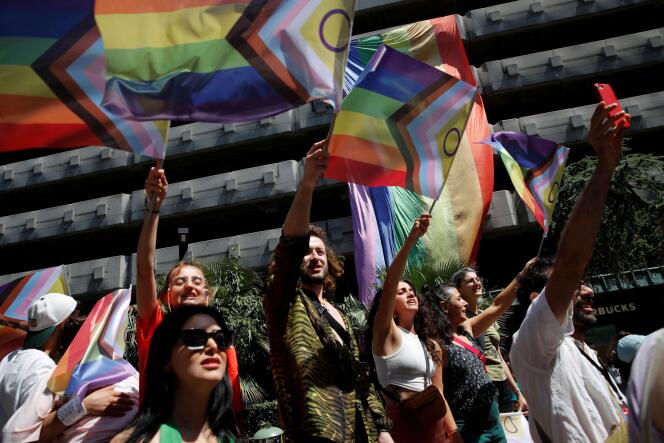 Des membres de la communauté LGBT lors de la marche des fiertés, un rassemblement interdit par les autorités, à Istanbul, le 25 juin 2023.