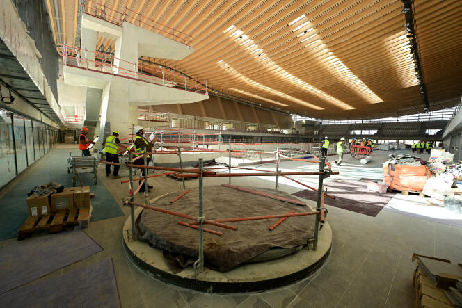 Le centre aquatique olympique, à Saint-Denis, qui accueillera plusieurs épreuves pendant les JOP de Paris 2024, a été construit pour faciliter l’accessibilité des athlètes et du public en situation de handicap. Ici le chantier, le 5 octobre 2023. 