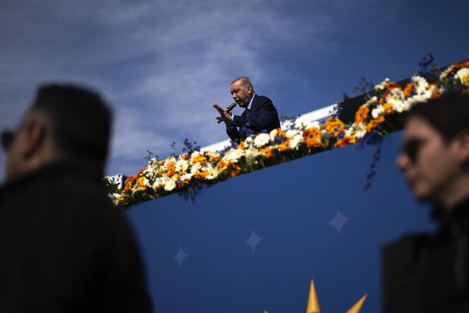 Le président turc et chef du Parti de la justice et du développement (AKP), Recep Tayyip Erdogan, lors d’un rassemblement en amont des élections municipales, à Istanbul, le 24 mars 2024.