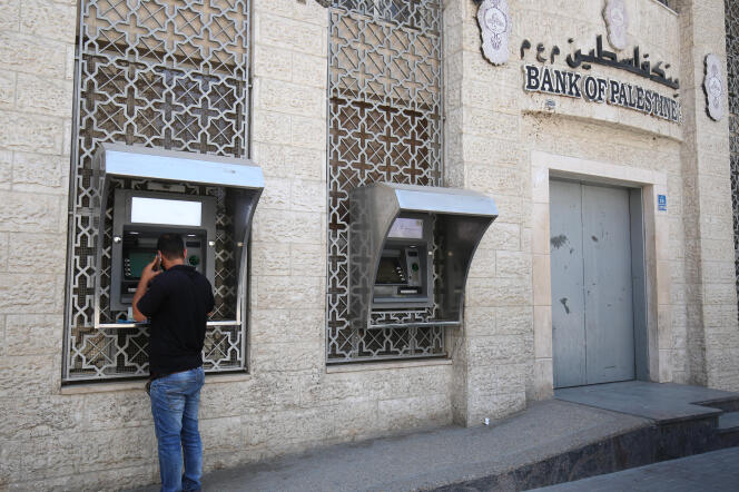 A man withdraws cash from a Bank of Palestine ATM in Khan Yunis, southern Gaza Strip, 2018.