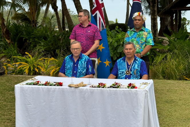  Australian Prime Minister Anthony Albanese (left) and Tuvalu Prime Minister Kausea Natano (right) sign an agreement between the two nations in Rarotonga, Cook Islands, on November 9, 2023.