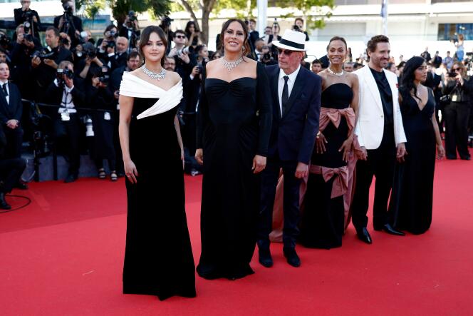 Selena Gomez, Karla Sofia Gascon, Jacques Audiard, Zoe Saldana, Edgar Ramirez et Adriana Paz avant la présentation officielle du film « Emilia Perez », à Cannes, le 18 mai 2024.