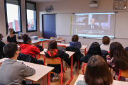 Des élèves du lycée Les Battieres regardent une vidéo de l’ancien ministre français de la Justice Robert Badinter à Lyon, le 15 octobre 2021.