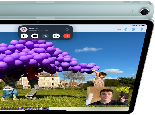iPad Air z przednim aparatem ultraszerokokątnym 12 MP prezentujący działanie funkcji SharePlay w aplikacji FaceTime