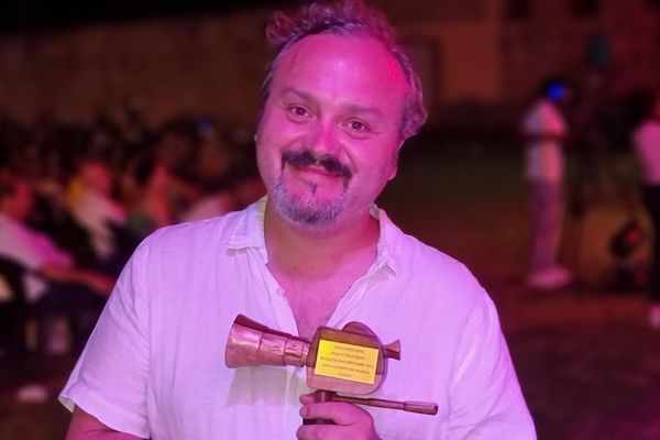 Le réalisateur Iván Guarnizo lauréat du grand prix Fifac 2022 pour Del otro lado