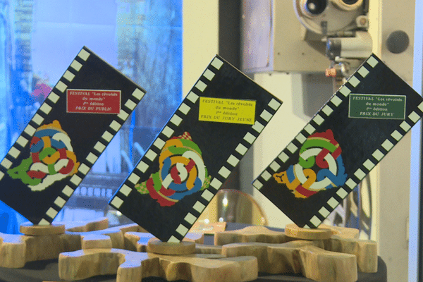 Les trois trophées des prix du Festival international du film documentaire de Guyane, "Les Révoltés du monde"
