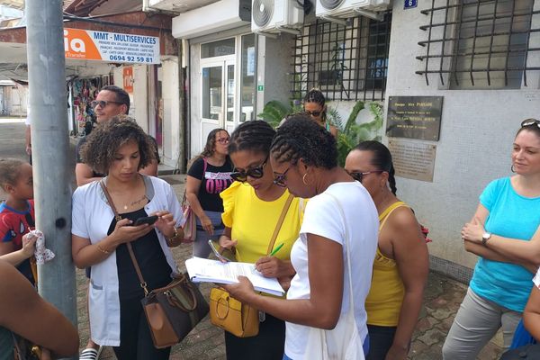 Les parents d'élèves en attente d'être reçus par la maire de Cayenne ce samedi 3 février