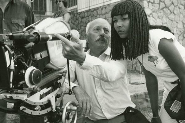 La réalisatrice martiniquaise Euzhan Palcy sur le tournage d’ « Une Saison blanche et sèche », sorti en 1989. 
 
