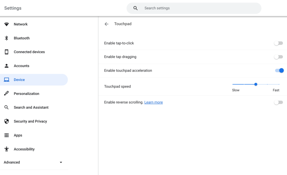 Użytkownik dostosowuje sposób działania touchpada w ustawieniach Google.