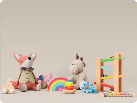 ぬいぐるみと木製の玩具が一列に描かれている。