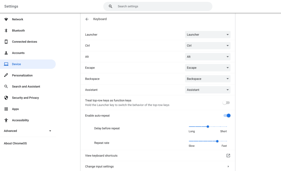 Użytkownik dostosowuje sposób działania klawiatury w ustawieniach Google.