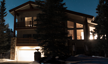 Una vista notturna di una casa con le luci accese.