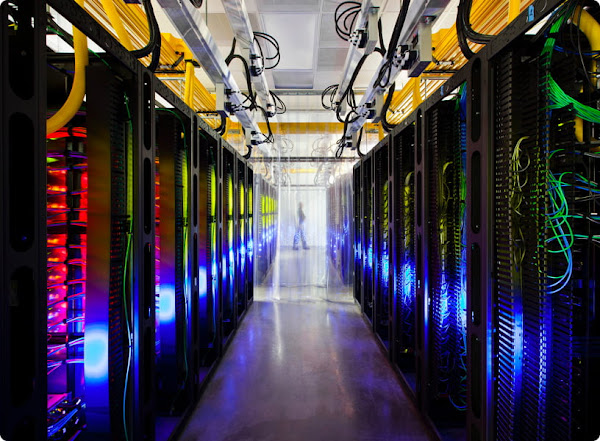 Foto bagian dalam pusat data Google Cloud. Terdapat deretan server.