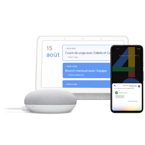 Google Home, ordinateur portable et téléphone présentant "Hey Google"