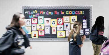 벽에 붙은 보드 위에 'Look what we can do in Google'이라는 문구가 크게 쓰여 있습니다.