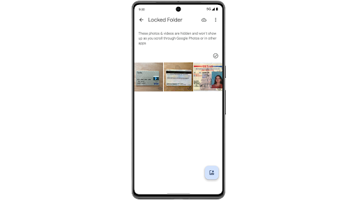 En Android-telefon bruges til at flytte videoer og billeder i Google Fotos til mappen, der er låst med en adgangskode, og viser, at mappen sikkerhedskopieres til skyen.