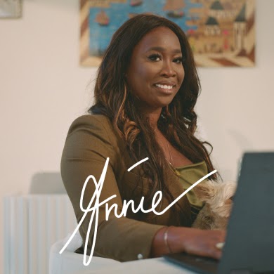 Anne-Jean Baptiste, directora de inclusión de productos y discapacidad en Google. Su firma está superpuesta en blanco sobre la imagen.