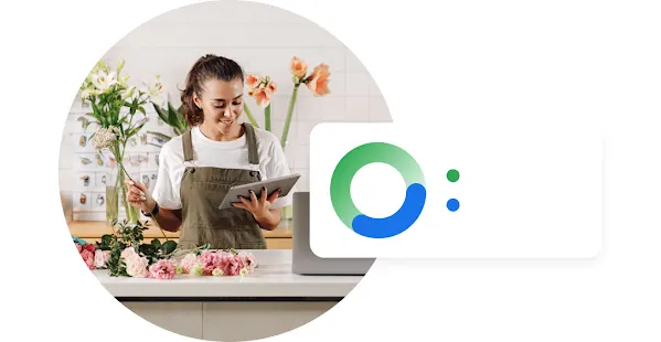 Жена која ради у цвећари гледа таблет са преклопним елементом који приказује онлајн конверзије у односу на конверзије у продавници.