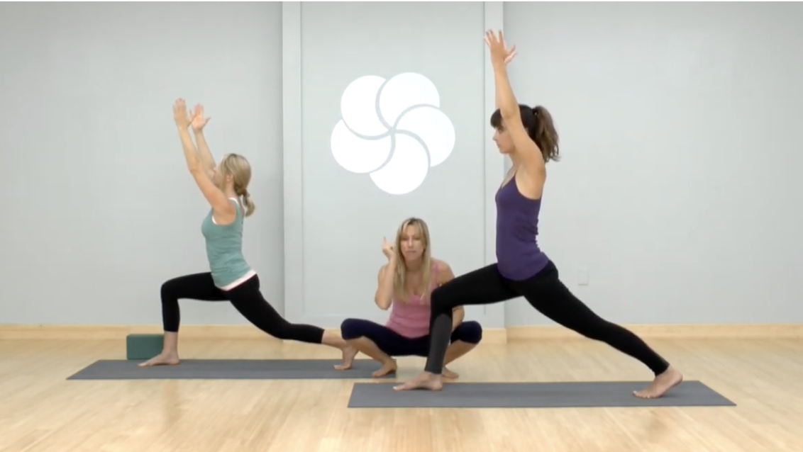Ženy cvičící jógu. 