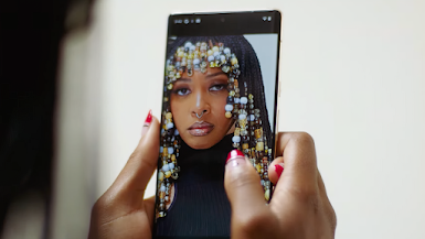 Una foto en alta calidad de una mujer afrodescendiente aparece en la pantalla de un teléfono Pixel