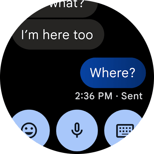 智慧手錶上顯示 Wear OS 版 Google 訊息應用程式。畫面上顯示兩人的對話。Wear OS 使用者的最後一則訊息已確認送出，並包含時間戳記。使用者可輕觸「笑臉」圖示、「麥克風」圖示或「鍵盤」圖示來回覆訊息。