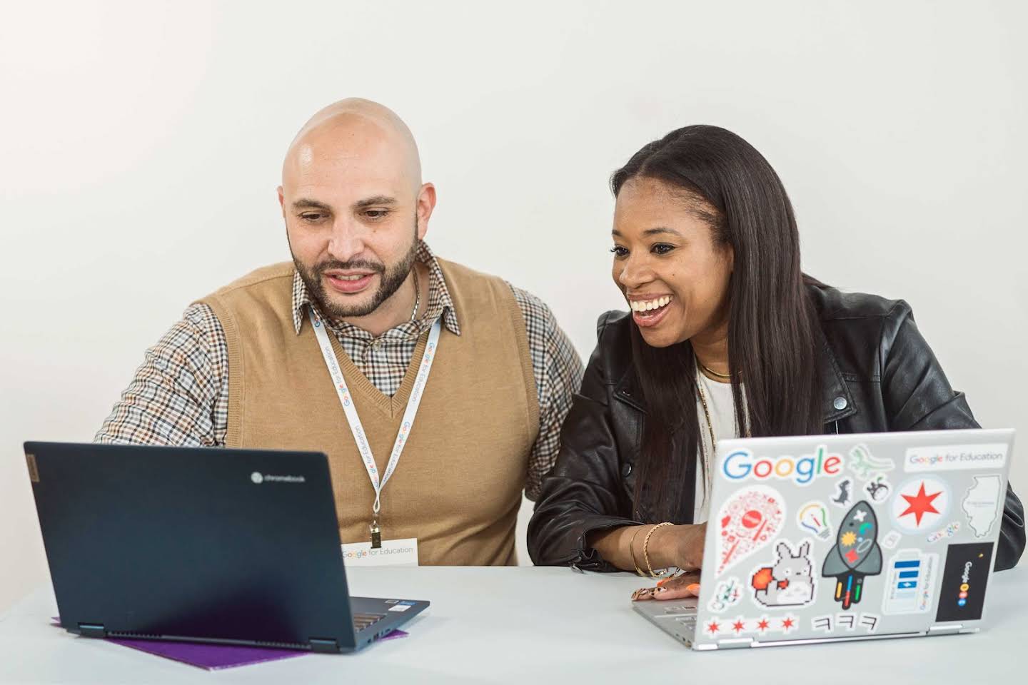 Imagen de dos educadores colaborando en una Chromebook
