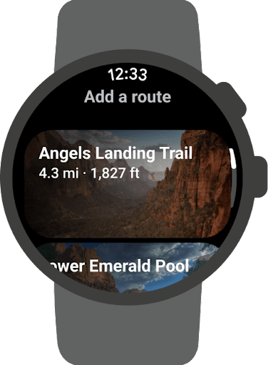 На часах открыто приложение AllTrails для Wear OS и показана кнопка для добавления маршрута и существующие маршруты, которые можно выбрать. Названия маршрутов, а также их протяженность и высота восхождения показаны на фоне фотографий, сделанных в этих местах.