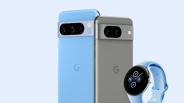 Un teléfono Pixel azul cielo junto a un teléfono Pixel gris y un reloj Pixel azul cielo