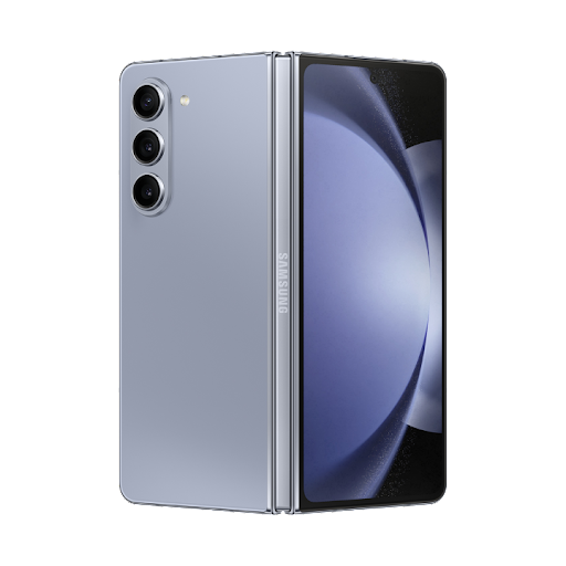 Un Samsung Galaxy Z Fold5 su cui è appoggiato un Galaxy Z Fold5 aperto con uno stilo. Sullo schermo è visualizzato il messaggio "Unfold your world".