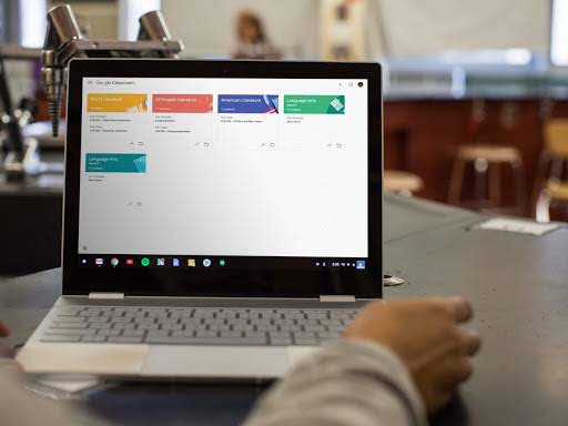 책상 위에 놓여 있으며 화면에 클래스룸이 표시되어 있는 Chromebook의 클로즈업 이미지입니다.