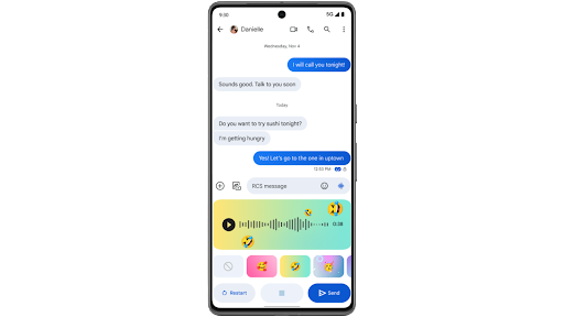 En Android-telefon brukes til å sende en talemelding i Google Meldinger og legge til en personlig tilpasset bakgrunn og en emoji.