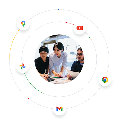 Google プロダクトのロゴに囲まれたワークスペース。複数人のメンバーが PC で共同作業を行なっており、Google のエコシステムを表現している。