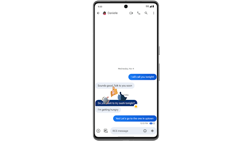 Reagerer på en besked i Google Beskeder med en emoji med tommel op på en Android-telefon, hvorefter skærmen viser en animeret emoji, der består af tre store emojis med tommel op.