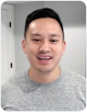Minh Nguyen, gerente sênior de produtos, Firestore, Google Cloud, usando uma camiseta cinza-claro de gola redonda