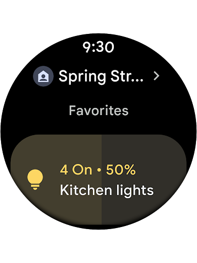 На часах открыт раздел "Избранное" в приложении Google Home для Wear OS. Пользователь просматривает информацию о своем доме и видит, что на кухне включено четыре светильника с яркостью 50 %. Всеми ими можно управлять прямо на умных часах.