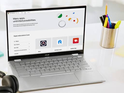 รูปภาพระยะใกล้ของ Chromebook ที่เปิดหน้าจอใช้งาน Chromebook App Hub