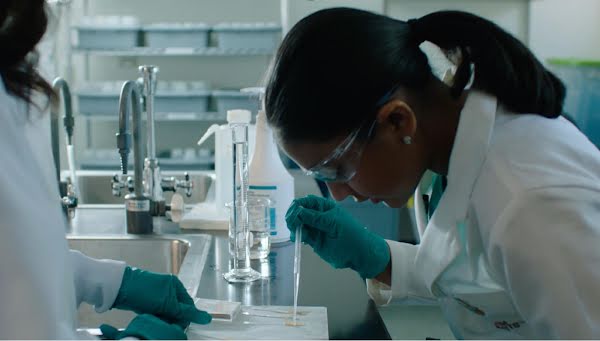 Gitanjali Rao trabajando en el laboratorio con la científica Selene Hernandez Ruiz.