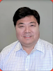 Dong Chang, gerente de produtos do Firestore, usando uma camisa formal branca xadrez