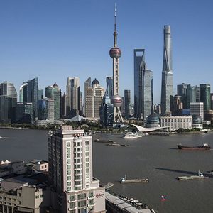 Les actions dites « A », cotées en yuan à Shanghai et Shenzhen, sont bien moins prisées des investisseurs que les actions chinoises cotées à Hong Kong ou New York. L'arrivée des indices boursiers MSCI et FTSE Russell, ainsi que des mesures de libéralisation prises par les autorités, pourraient changer la donne.