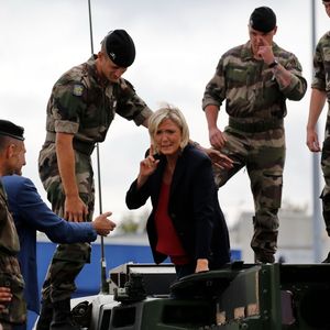 A la foire de Châlons en Champagne, Marine Le Pen a notamment visité les stands de l armée et de la gendarmerie.