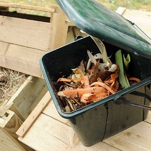 Les déchets alimentaires sont déposés dans des bacs situés soit en pied d'immeuble, soit dans un lieu partagé (jardin)