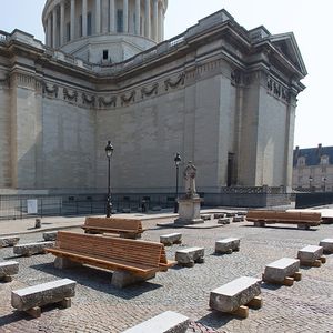 Mobiliers en bois fait par l'associations 'les Monumentales' pour la place du Panthéon.
