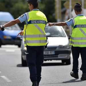 Gendarmes effectuant un contrôle routier
