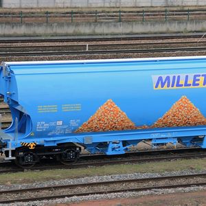 Wagon céréalier du groupe Millet, spécialisé dans la location de wagons de marchandises.